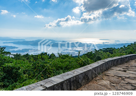 烏帽子岳 山頂展望所から見る佐世保市の街並み 烏帽子岳 山頂展望所から見る佐世保市の街並み 128746909