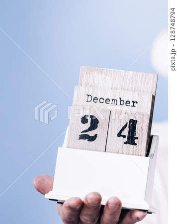 December 24th. Man holds calender 128748794