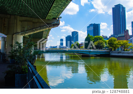 【大阪風景】淀屋橋界隈の川沿いのビル群(2) 【大阪風景】淀屋橋界隈の川沿いのビル群(2) 128748881