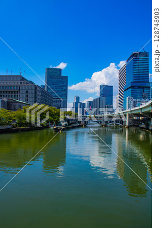 【大阪風景】淀屋橋界隈の川沿いのビル群(2) 128748903