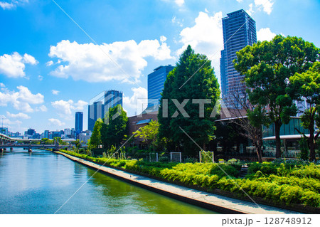 【大阪風景】淀屋橋界隈の川沿いのビル群(2) 【大阪風景】淀屋橋界隈の川沿いのビル群(2) 128748912