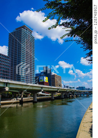 【大阪風景】淀屋橋界隈の川沿いのビル群(2) 128748917