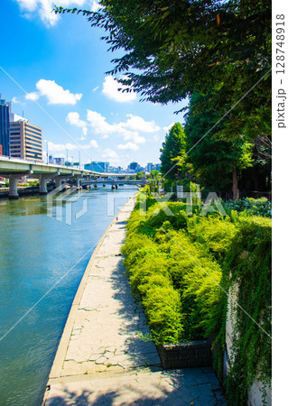 【大阪風景】淀屋橋界隈の川沿いのビル群(2) 128748918