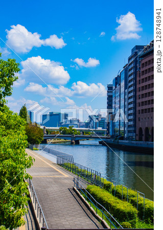 【大阪風景】淀屋橋界隈の川沿いのビル群(2) 128748941