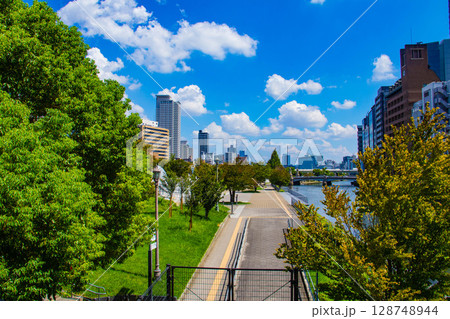 【大阪風景】淀屋橋界隈の川沿いのビル群(2) 128748944