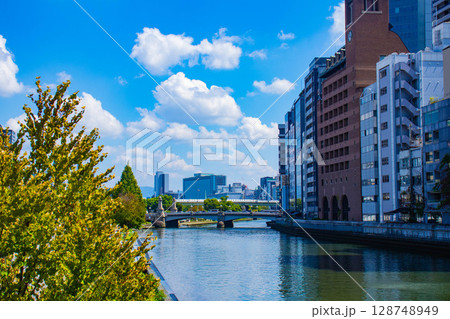 【大阪風景】淀屋橋界隈の川沿いのビル群(2) 128748949