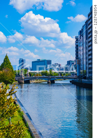 【大阪風景】淀屋橋界隈の川沿いのビル群(2) 128748954