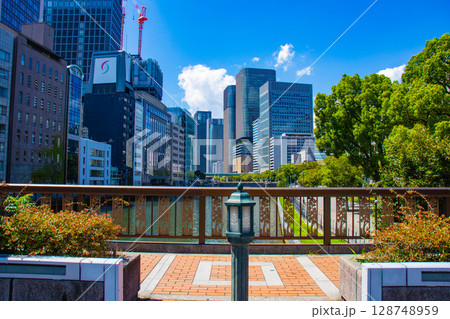 【大阪風景】淀屋橋界隈の川沿いのビル群(2) 128748959