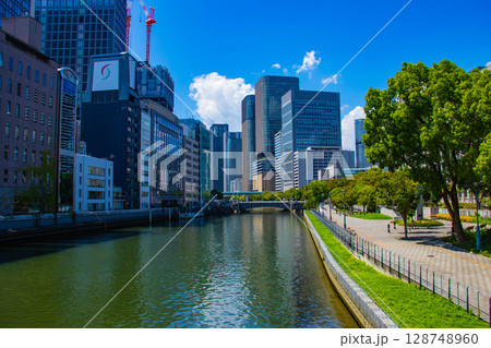 【大阪風景】淀屋橋界隈の川沿いのビル群(2) 128748960