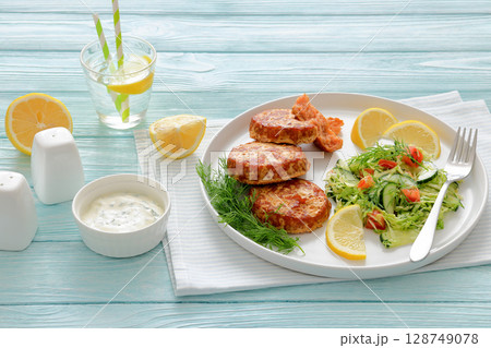 Hot Smoked salmon burgers, patties and coleslaw 128749078