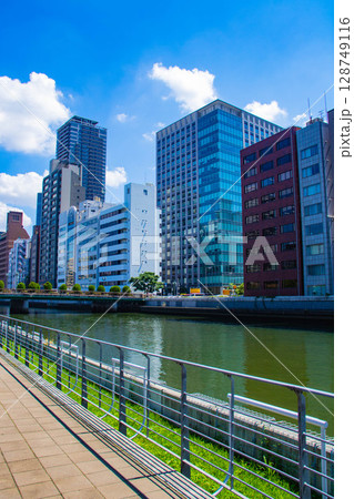 【大阪風景】淀屋橋界隈の川沿いのビル群(2) 128749116