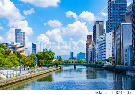 【大阪風景】淀屋橋界隈の川沿いのビル群(2) 128749135