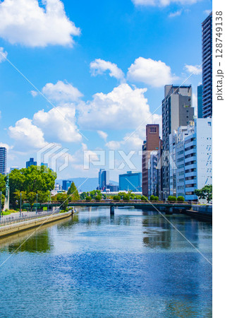 【大阪風景】淀屋橋界隈の川沿いのビル群(2) 128749138