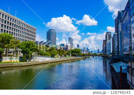 【大阪風景】淀屋橋界隈の川沿いのビル群(2) 【大阪風景】淀屋橋界隈の川沿いのビル群(2) 128749145
