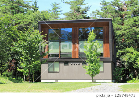 森の中の別荘 128749473