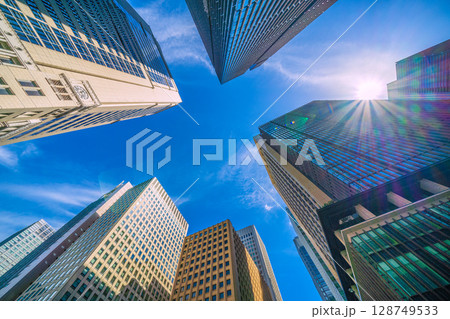 日本の東京都市景観 7月20日…「大手町駅前」。オフィスビル群を望む。新たな時代に希望の光 128749533