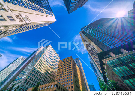 日本の東京都市景観 7月20日…「大手町駅前」。オフィスビル群を望む。新たな時代に希望の光 128749534