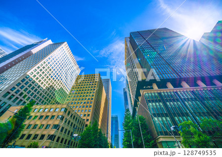 日本の東京都市景観 7月20日…「大手町駅前」のオフィスビル群を望む。新たな時代に希望の光 日本の東京都市景観 7月20日…「大手町駅前」のオフィスビル群を望む。新たな時代に希望の光 128749535