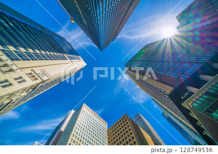 日本の東京都市景観 7月20日…「大手町駅前」。オフィスビル群を望む。新たな時代に希望の光 128749536
