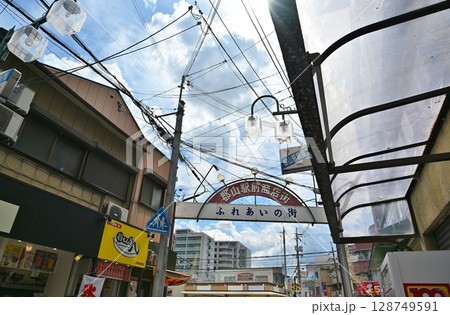 夏の郡山駅前商店街　奈良 128749591