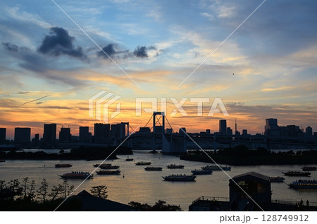 夕暮れのレインボーブリッジ　東京 128749912