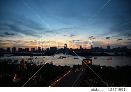 夕暮れのレインボーブリッジ 東京 夕暮れのレインボーブリッジ 東京 128749914