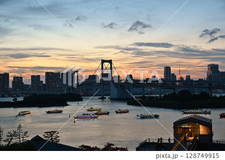 夕暮れのレインボーブリッジ 東京 夕暮れのレインボーブリッジ 東京 128749915