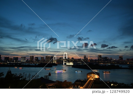 日没直後のレインボーブリッジ　東京 128749920