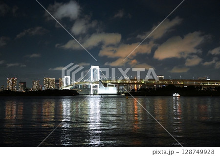夜のレインボーブリッジ　東京 128749928