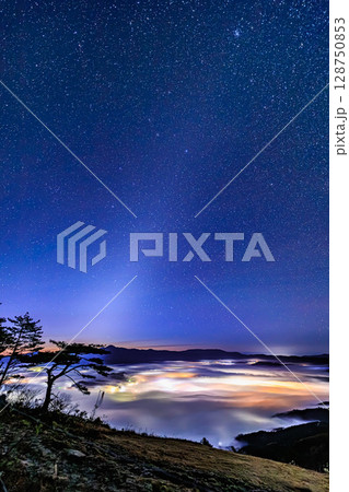 遠野の夜空と輝く街明かりの雲海パノラマ 128750853