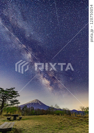 星空と富士山が生み出す幻想的な夜のひととき 128750854