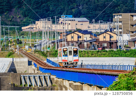 青い鉄橋を渡る三陸鉄道のある日常風景 128750856