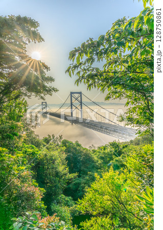雲海に浮かぶ鳴門大橋と爽やかな新緑の景色 雲海に浮かぶ鳴門大橋と爽やかな新緑の景色 128750861