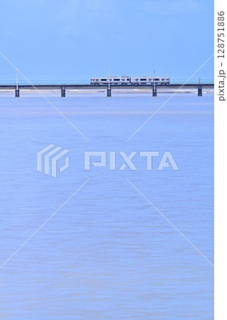 高鍋駅付近海に架かる橋と普通列車 高鍋駅付近海に架かる橋と普通列車 128751886