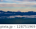 中央アルプスから見た夕焼けの富士山 128751969