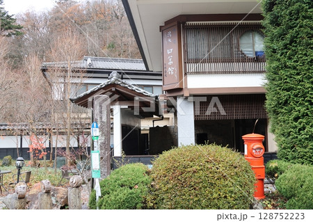 四万温泉文豪ゆかりの宿湯元四萬館道路側から撮った風景 128752223