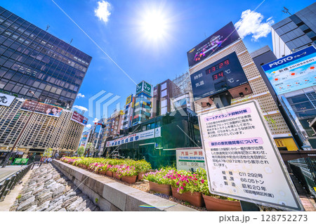 日本の東京都市景観34度…新橋駅・新橋SL広場前のSL（投票日7月20日（日）参議院議員選挙…） 128752273