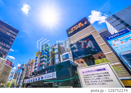 日本の東京都市景観 猛烈な暑さ…34度を表示…。投票日 7月20日（日）参議院議員選挙…　 128752274