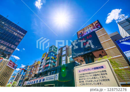 日本の東京都市景観34度…猛烈な暑さ…新橋駅・新橋SL広場前のSL。この日参議院議員選挙投票日 128752276