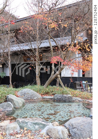 四万温泉文豪ゆかりの宿湯元四萬館道路側から撮った風景 128752404
