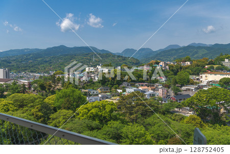 小田原城天守閣から石垣山一夜城と箱根方面を望む 128752405