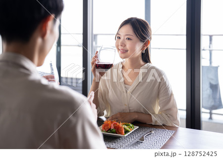 ワインを楽しむカップル ワインを楽しむカップル 128752425