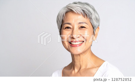 微笑む日本の高齢女性 128752852