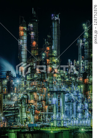 夜空に浮かぶ工場の幻想的な光｜和歌山県有田市 128752876