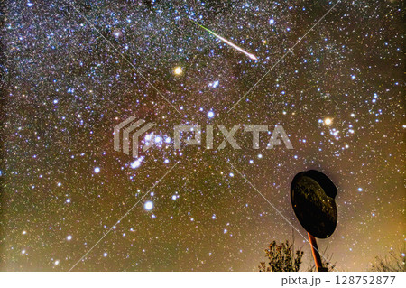 カーブミラーに映る星空とふたご座流星群の流れ星 カーブミラーに映る星空とふたご座流星群の流れ星 128752877