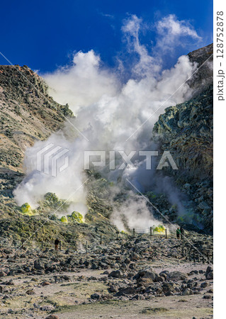 アトサヌプリ硫黄山、活火山の息吹と荒々しい大地 128752878
