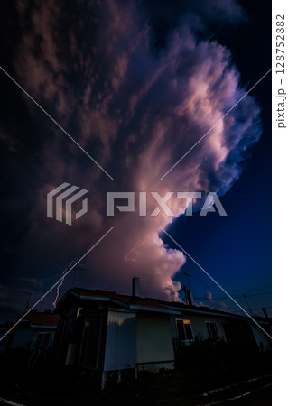 暴風雨前の静寂、雷雲が生み出す圧巻の空模様 128752882