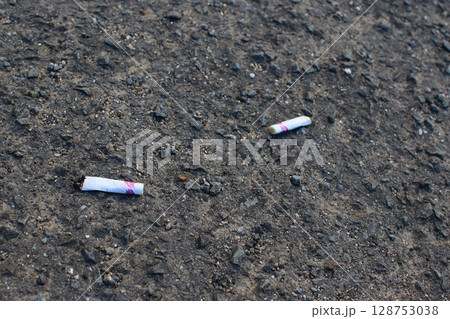 地面に捨てられているタバコの吸い殻 地面に捨てられているタバコの吸い殻 128753038