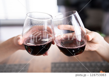赤ワインで乾杯するふたり 赤ワインで乾杯するふたり 128753063