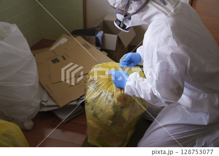 防護服で作業する特殊清掃員 128753077
